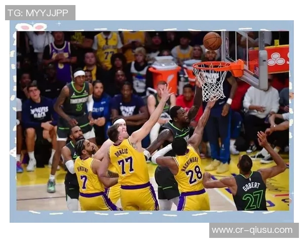 兰德尔上半场表现出色10投6中贡献15分3篮板3助攻数据全面